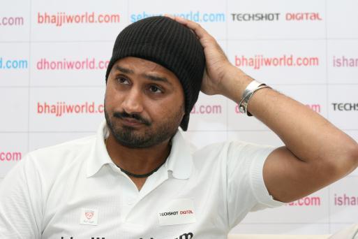 Harbhajan robbed, loses passport and other valuables